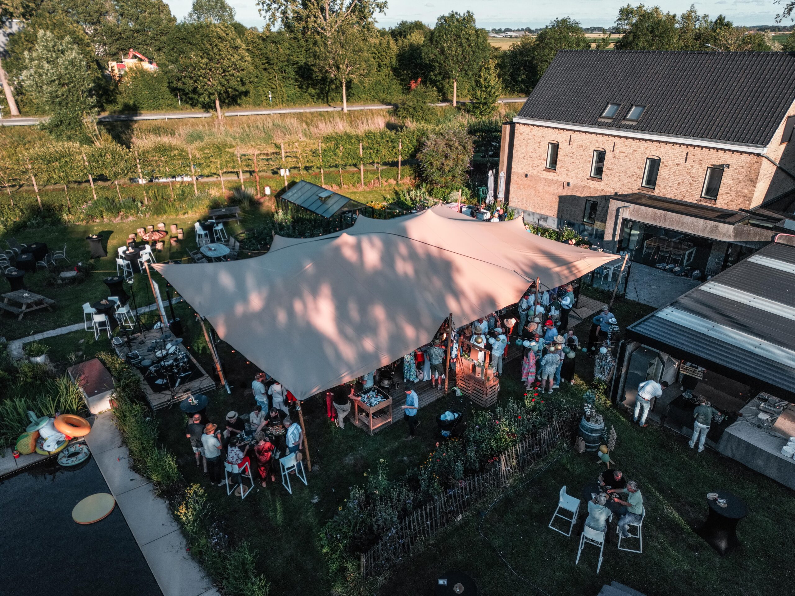 Stretchtent van Afest, opgebouwd in een tuin