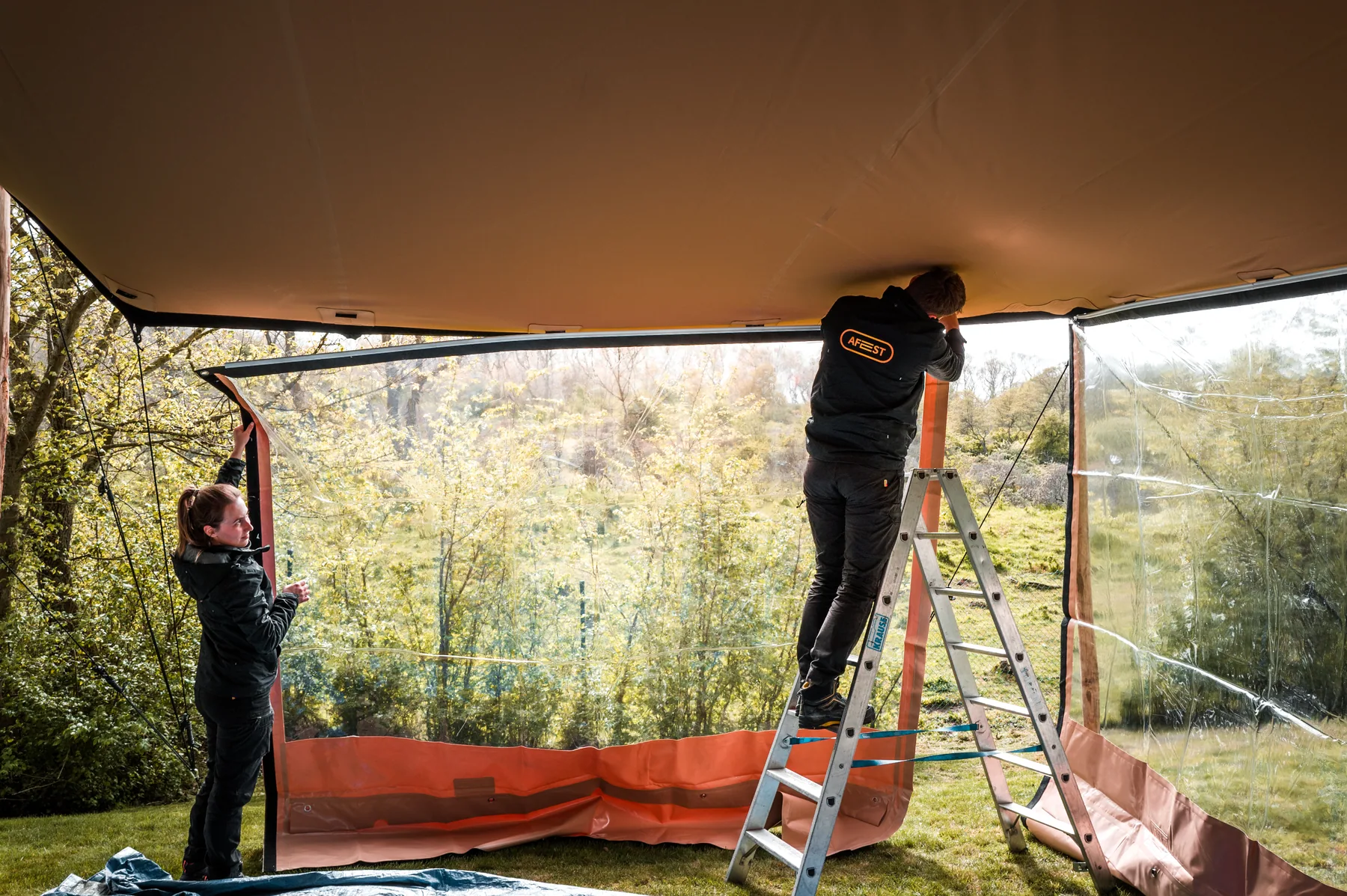 Het team van Afest bouwt een tent op