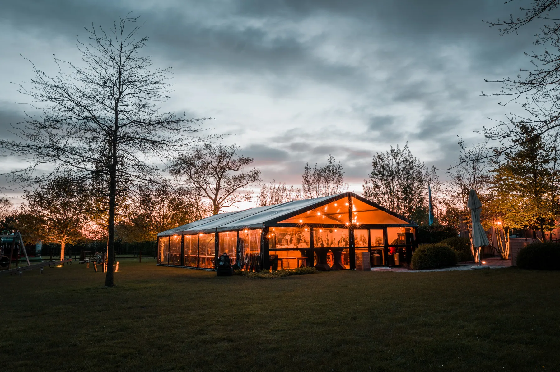 Luxe kadertent bij restaurant Lettenburg in de avond