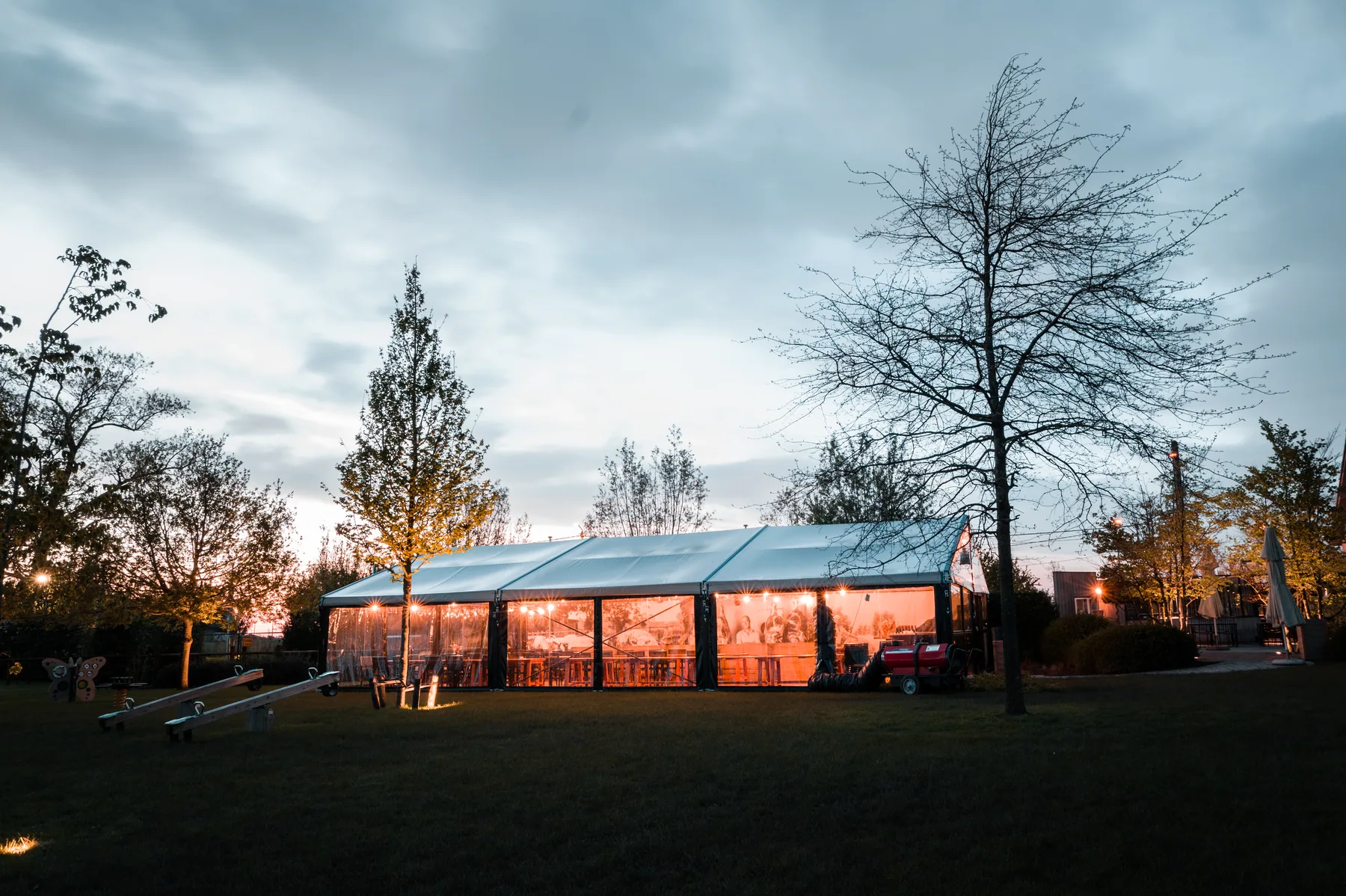 Luxe kadertent met glazen wanden bij schemering
