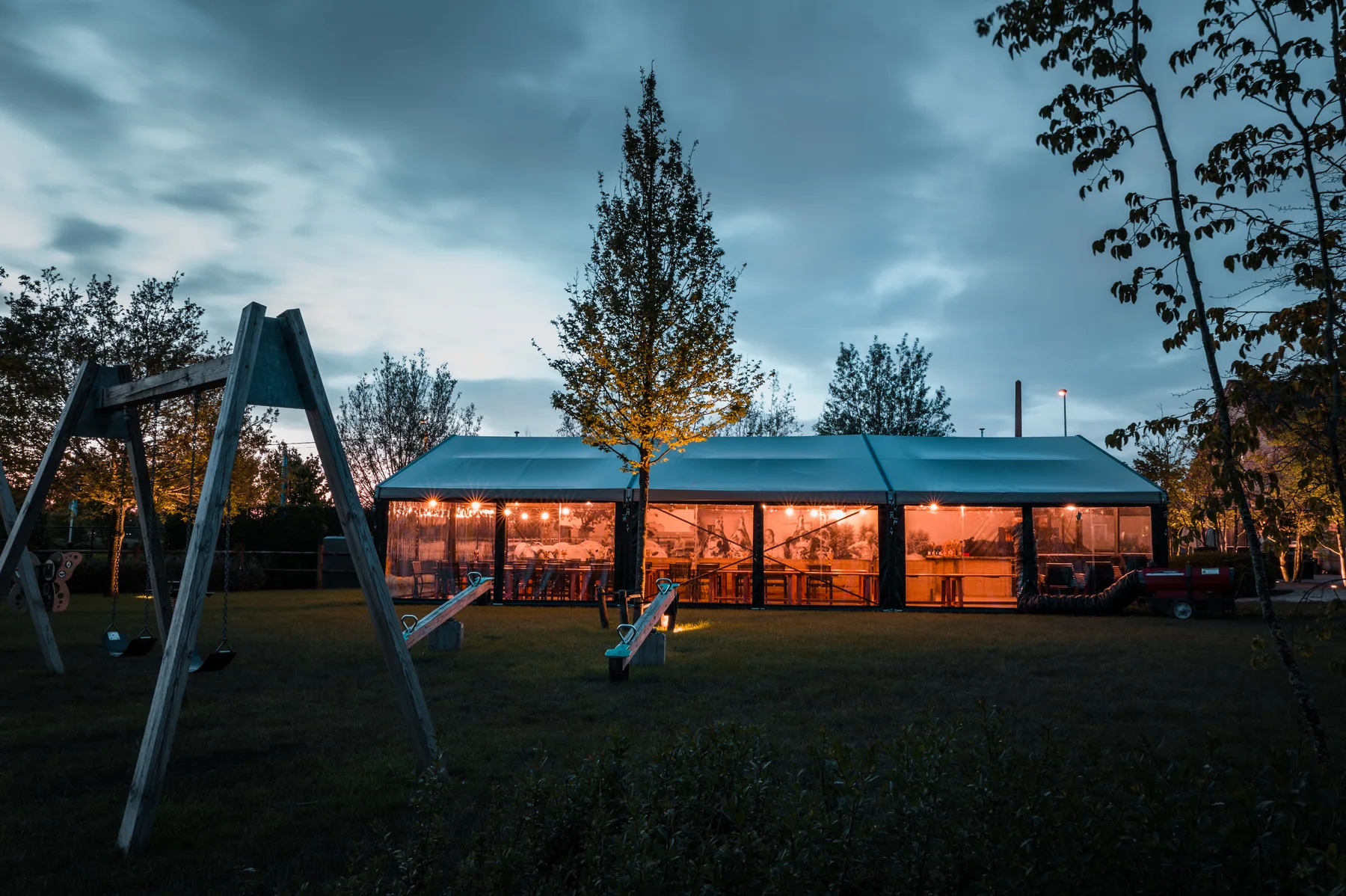 Luxe kadertent met verlichte binnenruimte