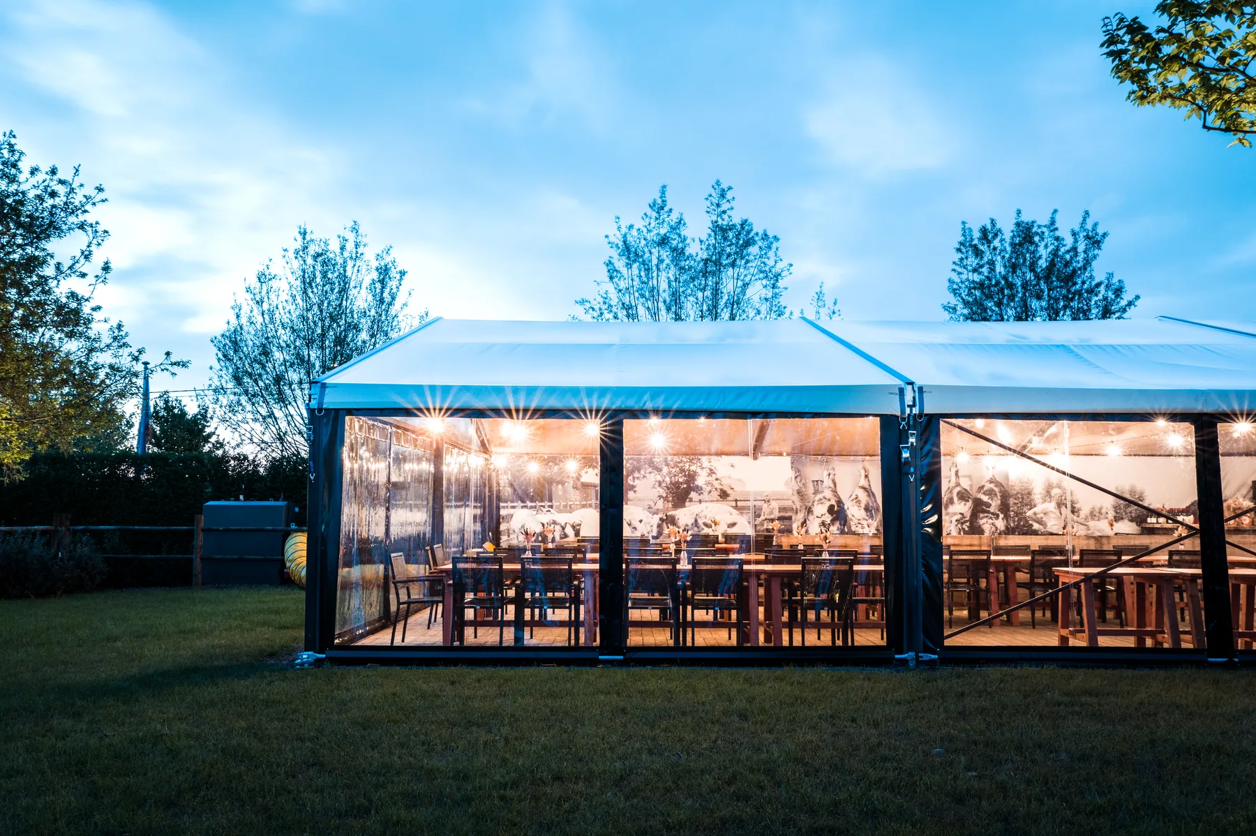 Luxe kadertent met zwart aluminium frame en glazen wanden