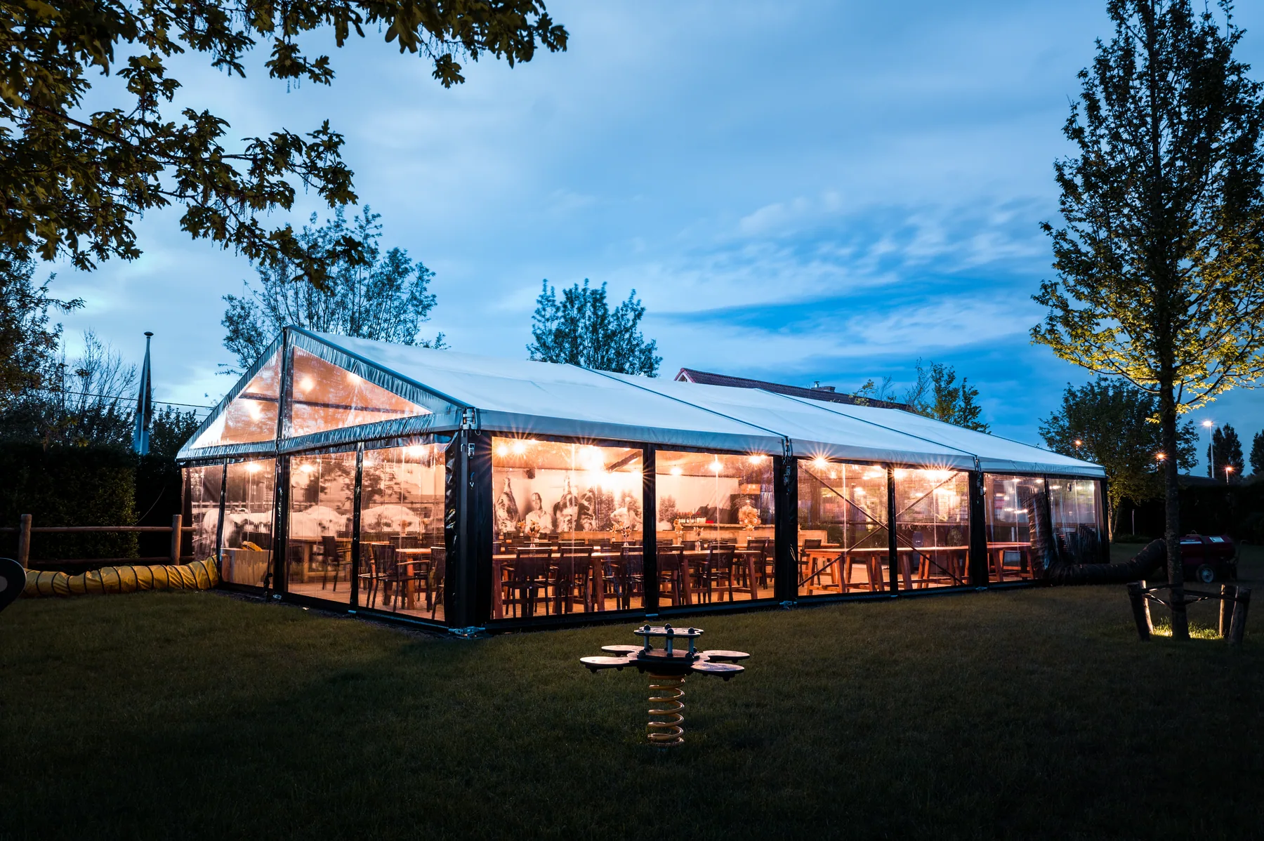 Luxe kadertent van Afest bij blauw uur