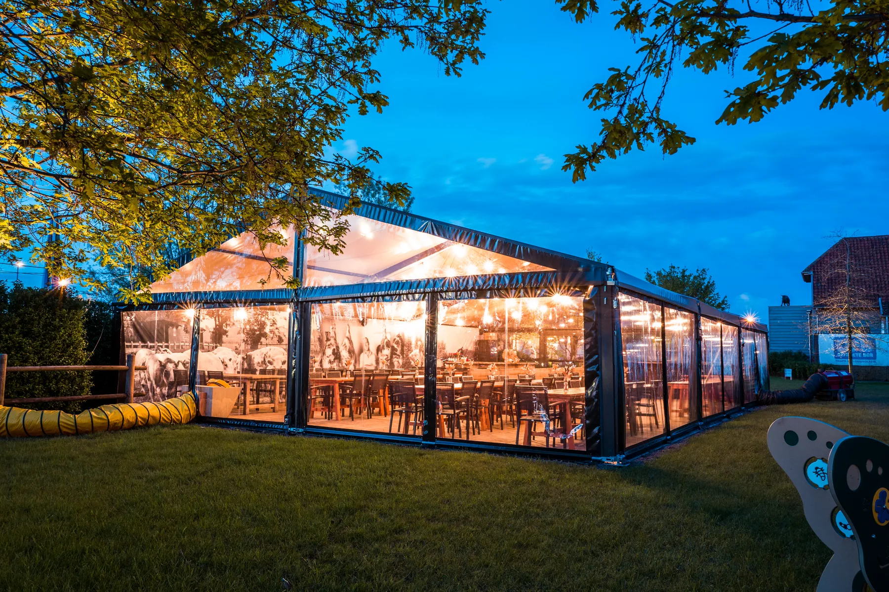 Luxe kadertent van opzij, glazen wanden verlicht