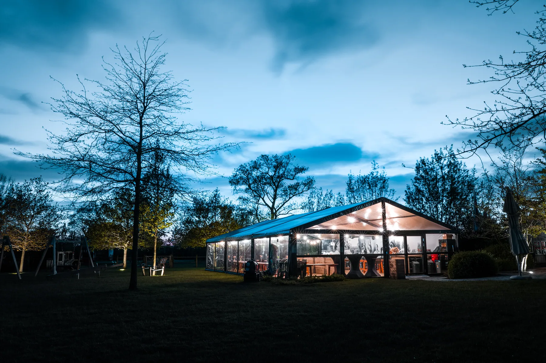 Luxe kadertent in de avond vanop afstand
