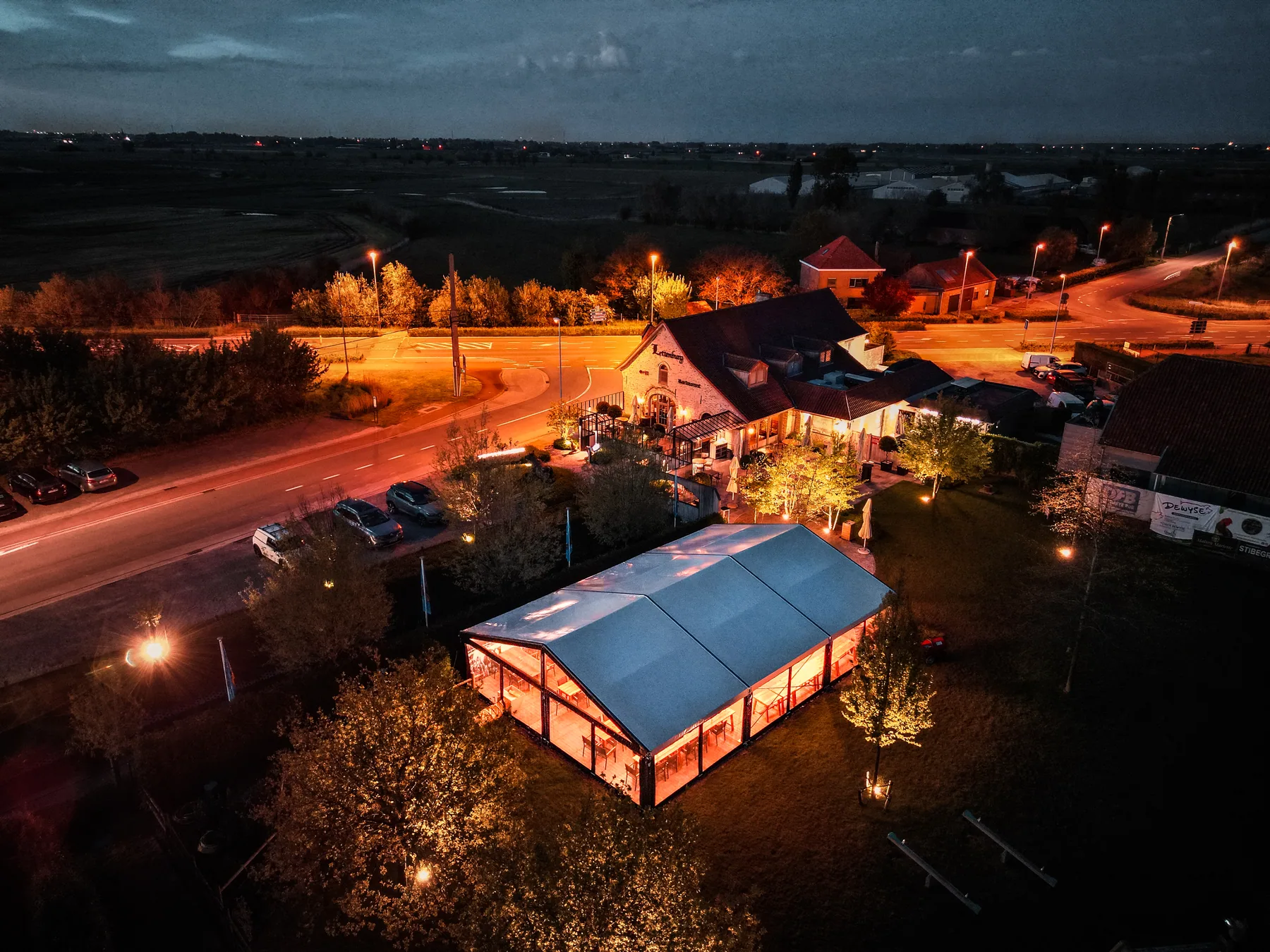 Luxe kadertent met verlichte omgeving