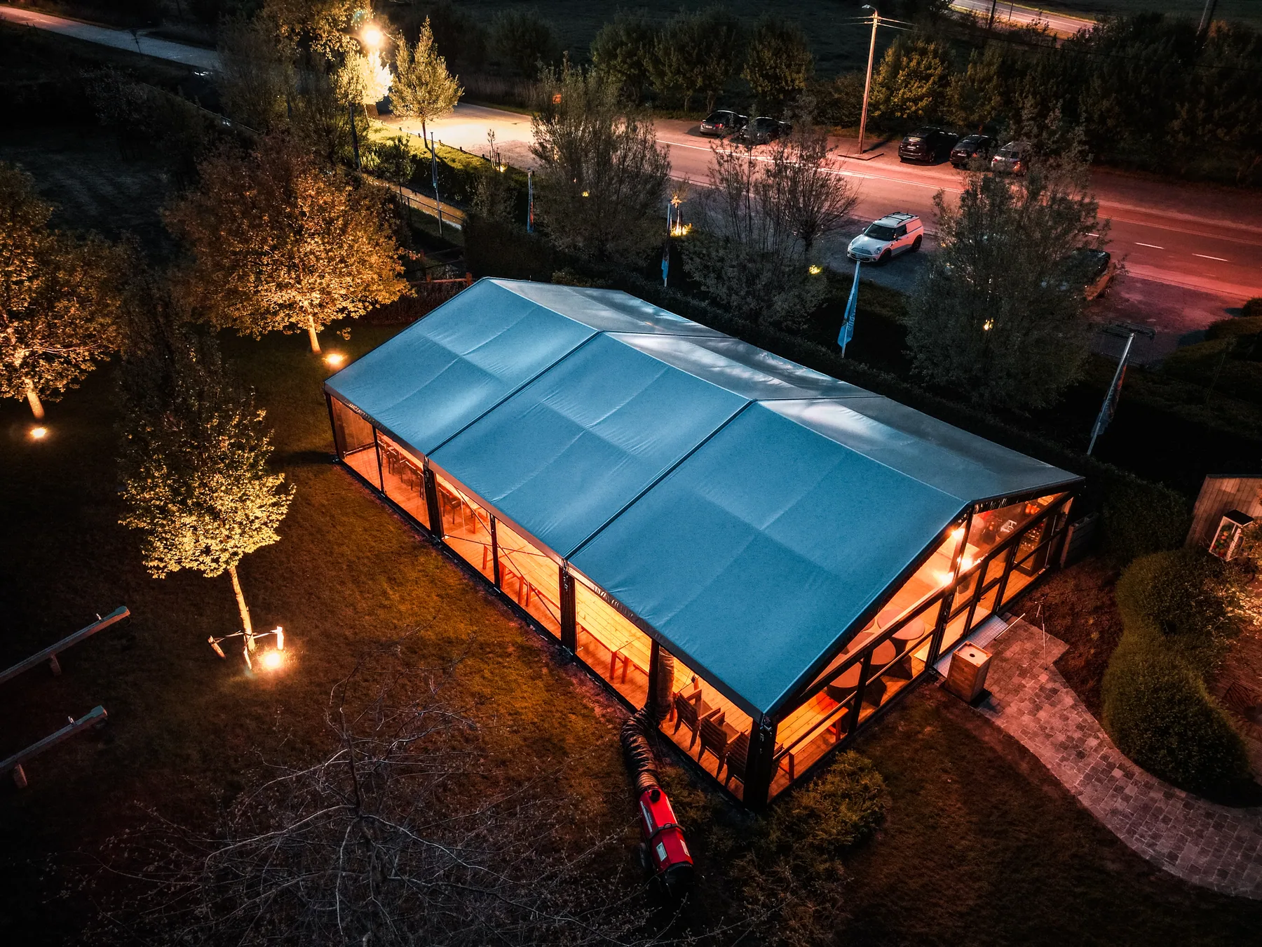 Luxe kadertent van bovenaf, warm verlicht