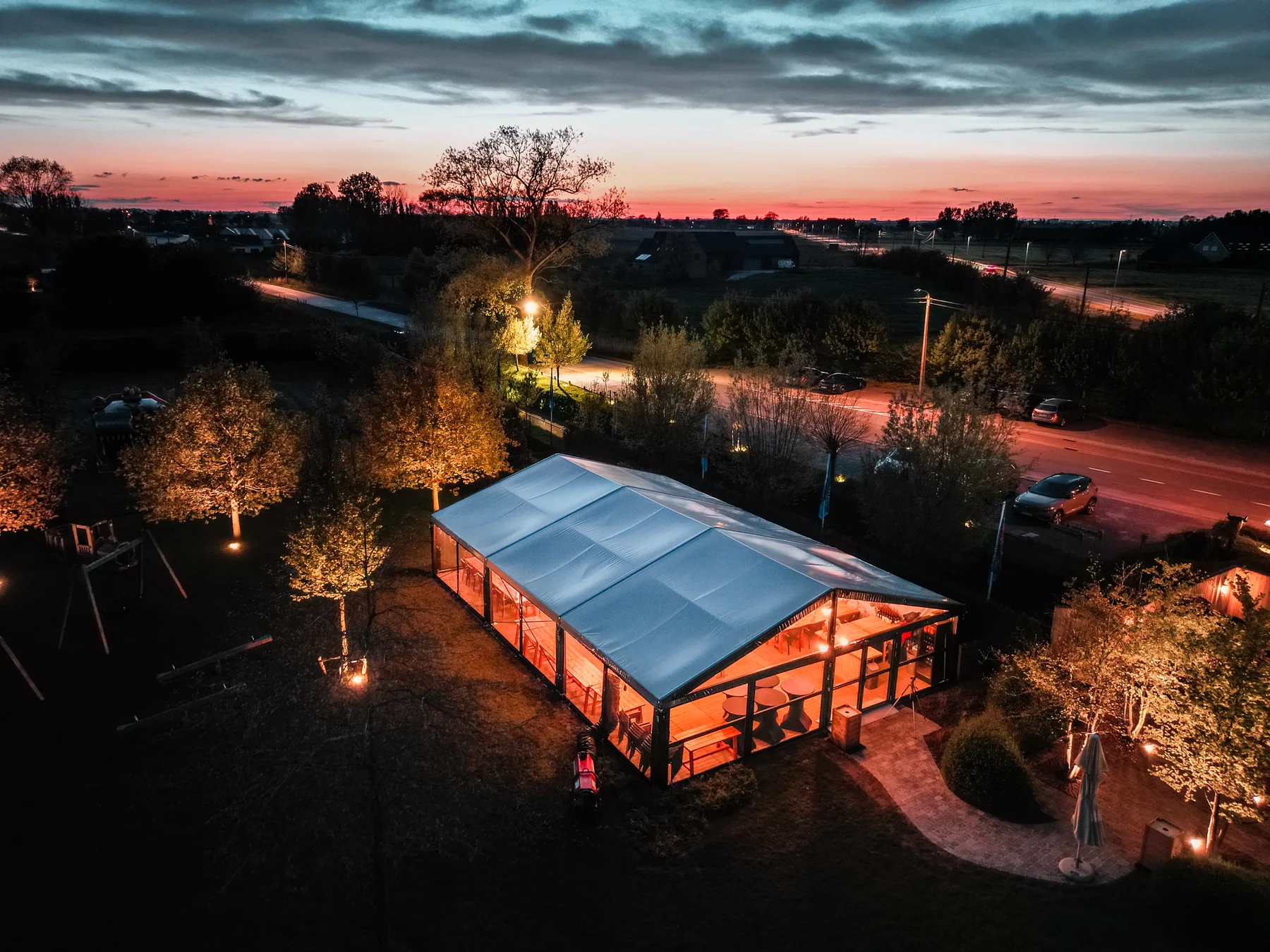 Luxe kadertent bij zonsondergang