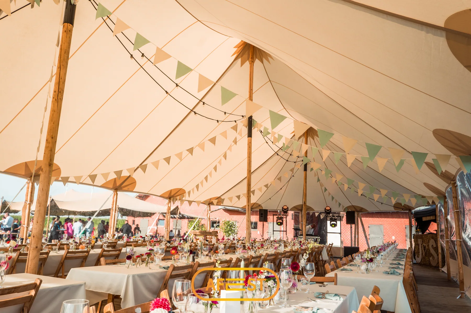 Binnenzicht sailcloth tent tijdens een feest