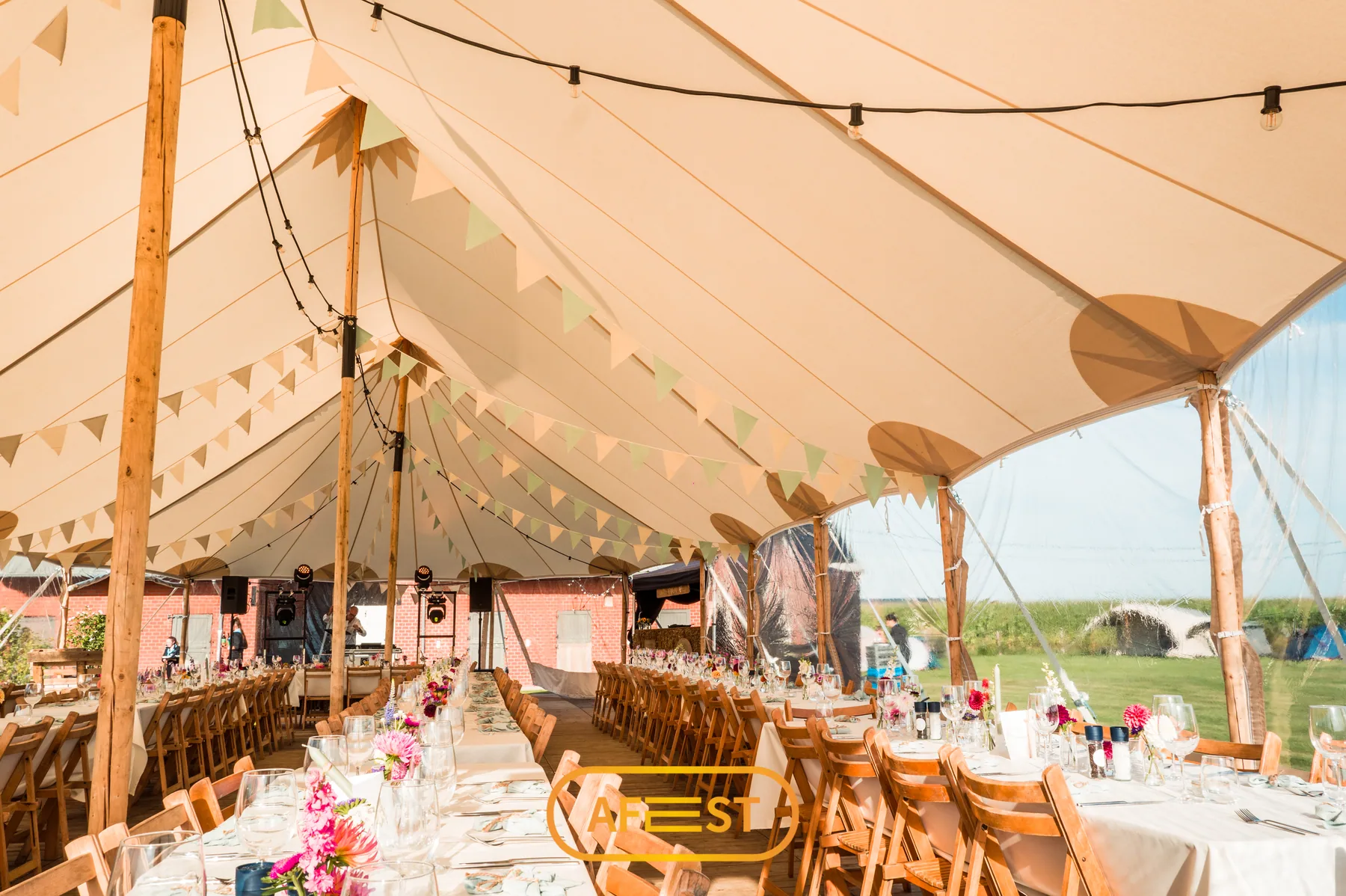 Sailcloth tent ingericht voor een diner