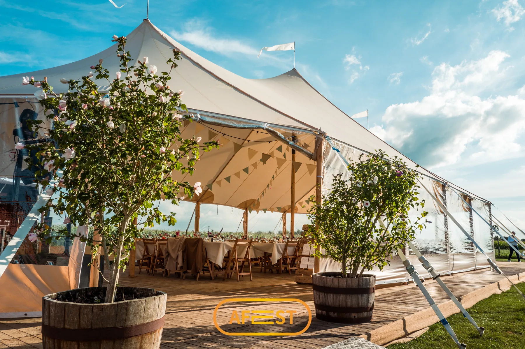 Sailcloth tent met planten en decoratie