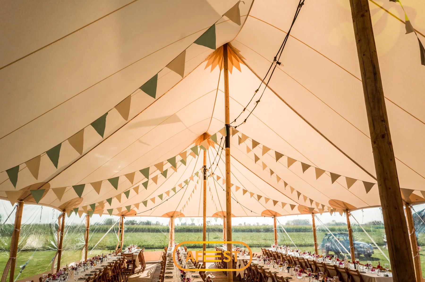 Binnenzicht op de piek van een sailcloth tent