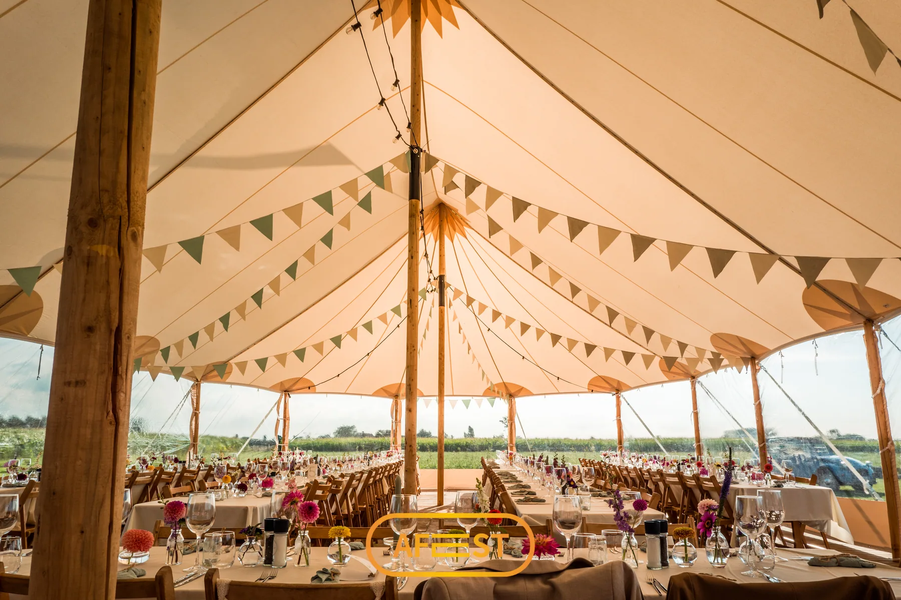 Tafelschikking onder een sailcloth tent