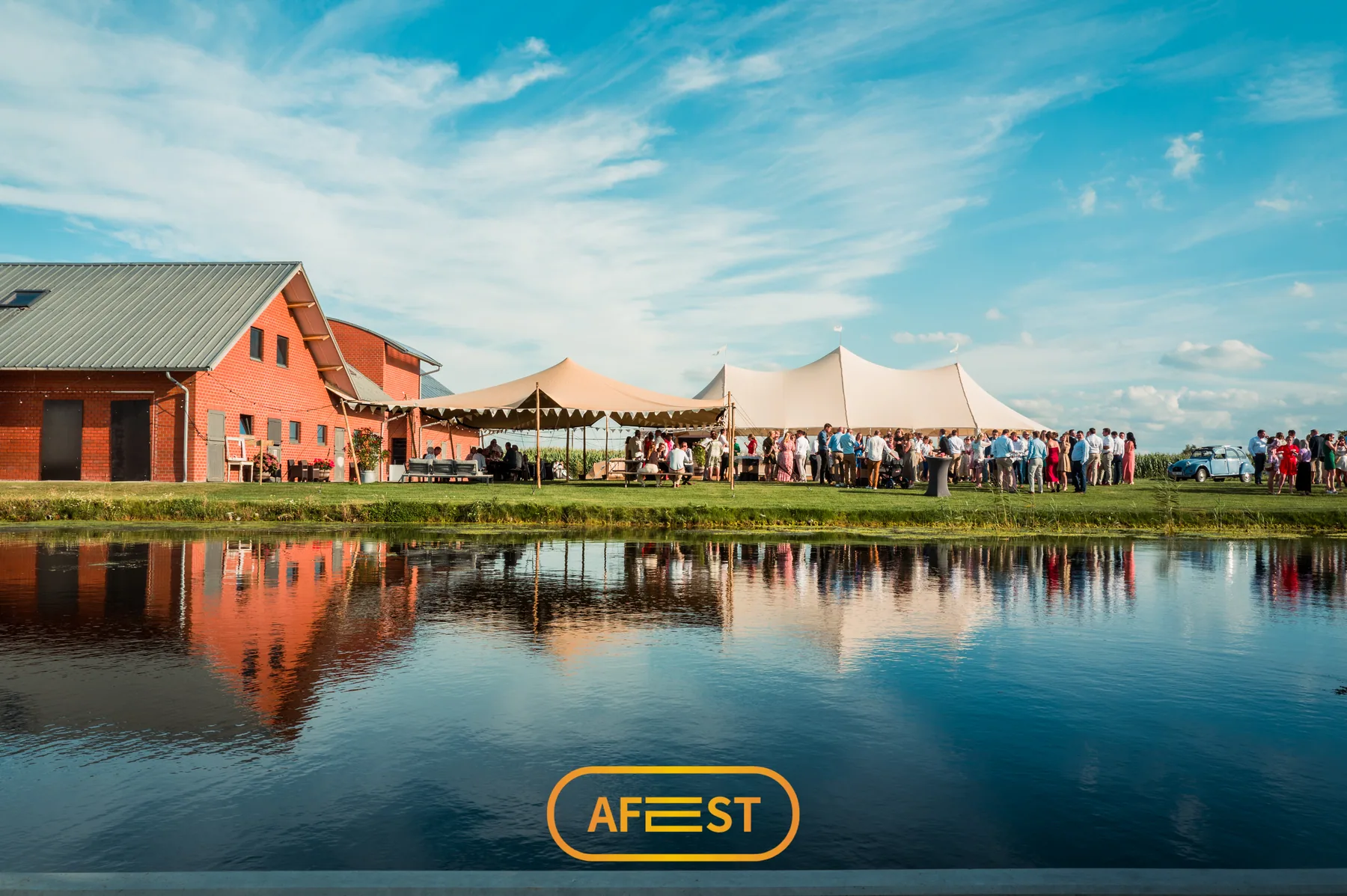 Sailcloth tent aan de waterkant